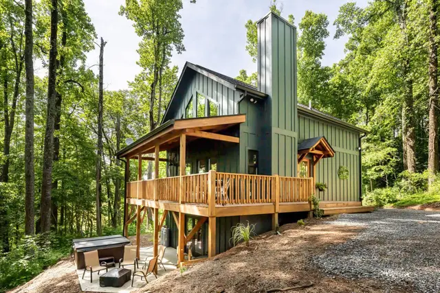Emerald Treehouse Vacation Rental - Hendersonville, North Carolina - glamping.directory