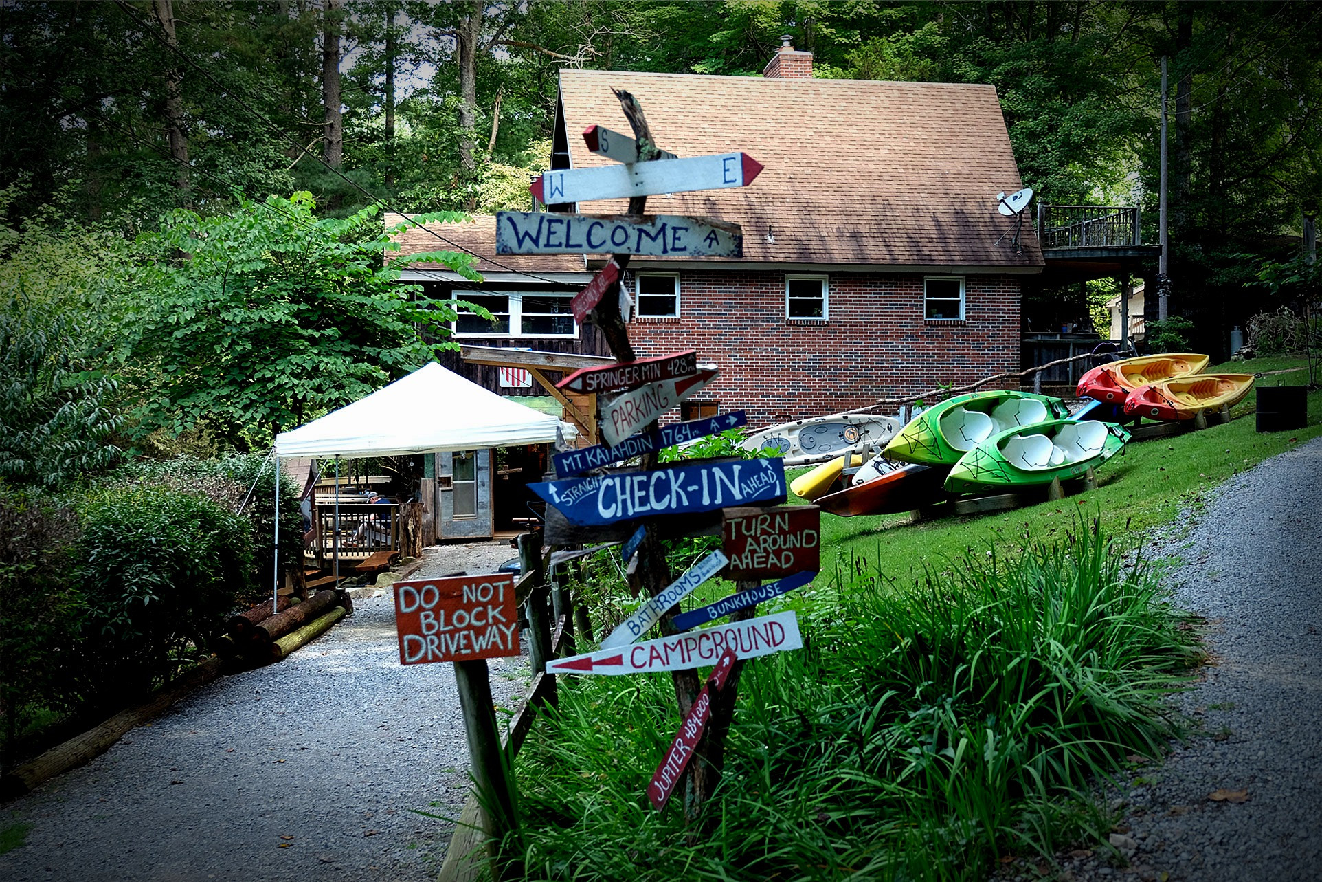Boots Off Hostel & Campground - Hampton, Tennessee - glamping.directory