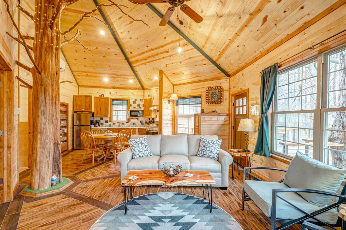 Greenbrier Beechhouse Luxury Treehouse - Greenbrier, Tennessee - glamping.directory