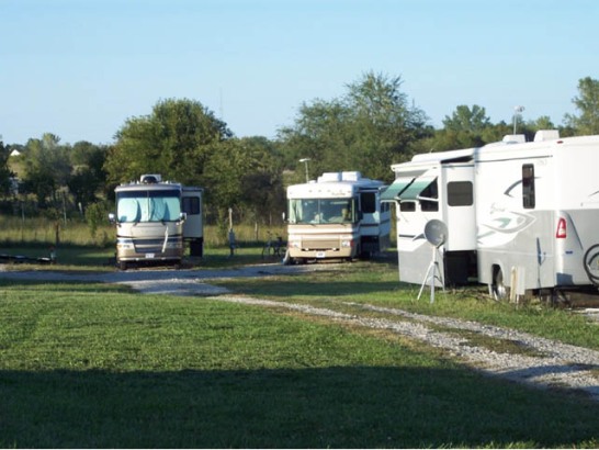 Suncatcher Lake RV Park - Leavenworth, Kansas - glamping.directory