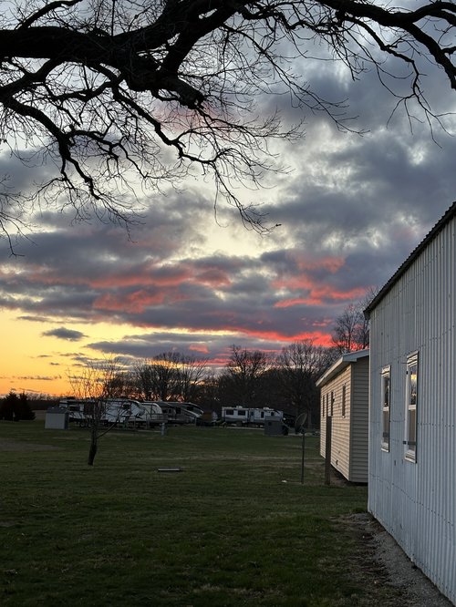 Arrowhead Acres Management Inc - Clinton, Illinois - glamping.directory