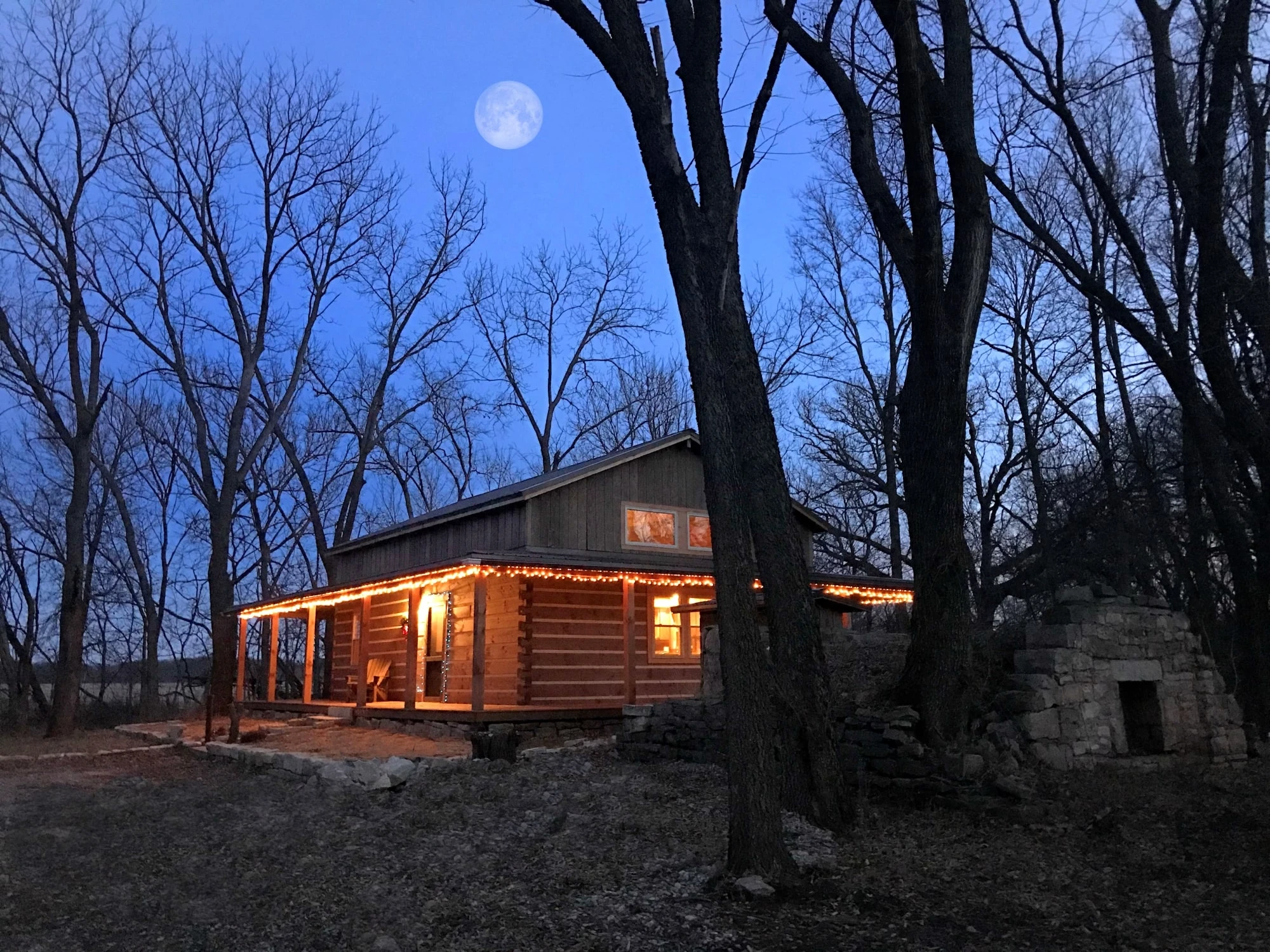 Paw Print Cabin - Elmdale, Kansas - glamping.directory