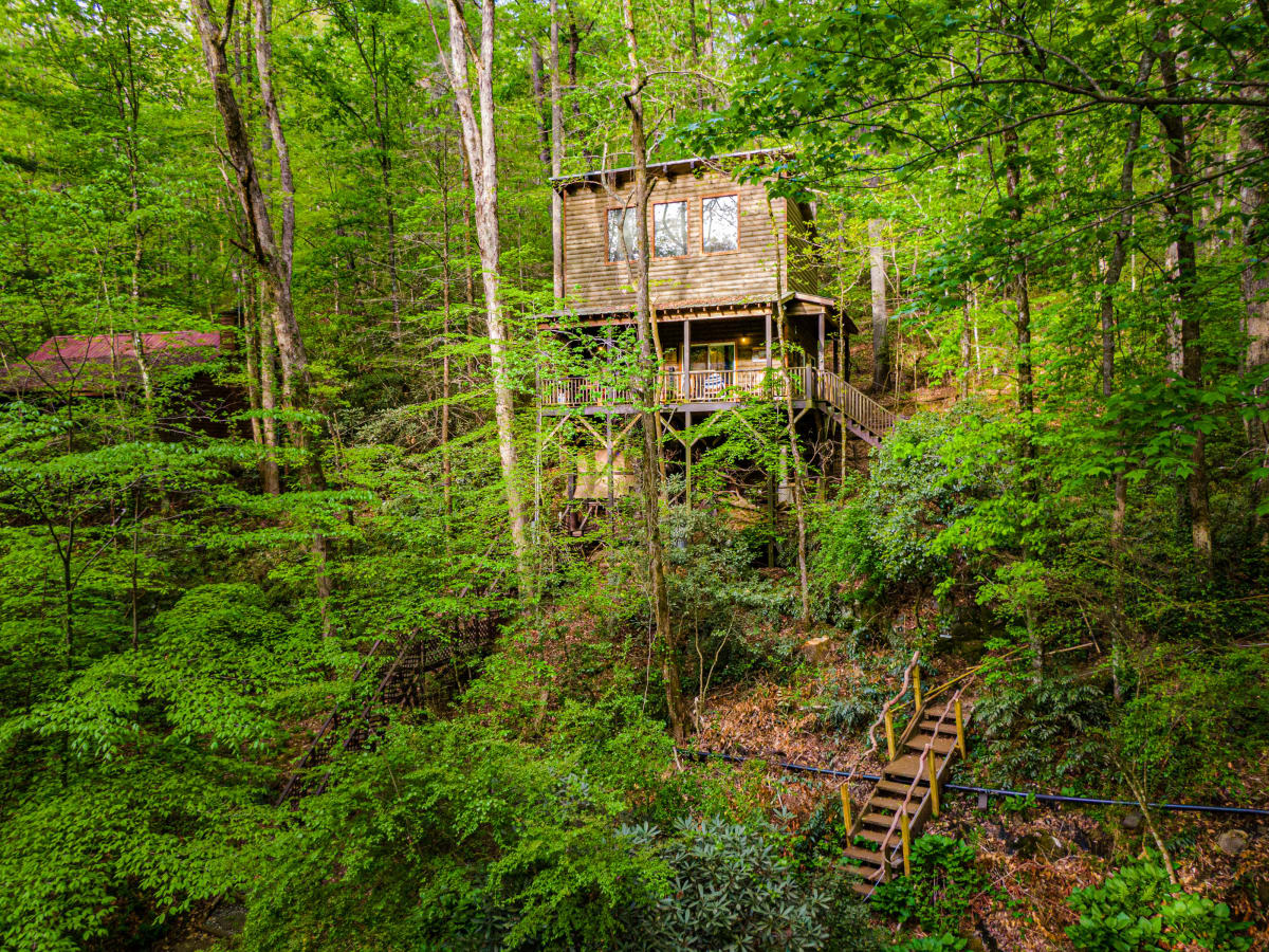 The TreeHouse - Rocking Chair Deck with Hot Tub below, Walking Distance to Downtown Helen, Sleeps 5 - Helen, Georgia - glamping.directory