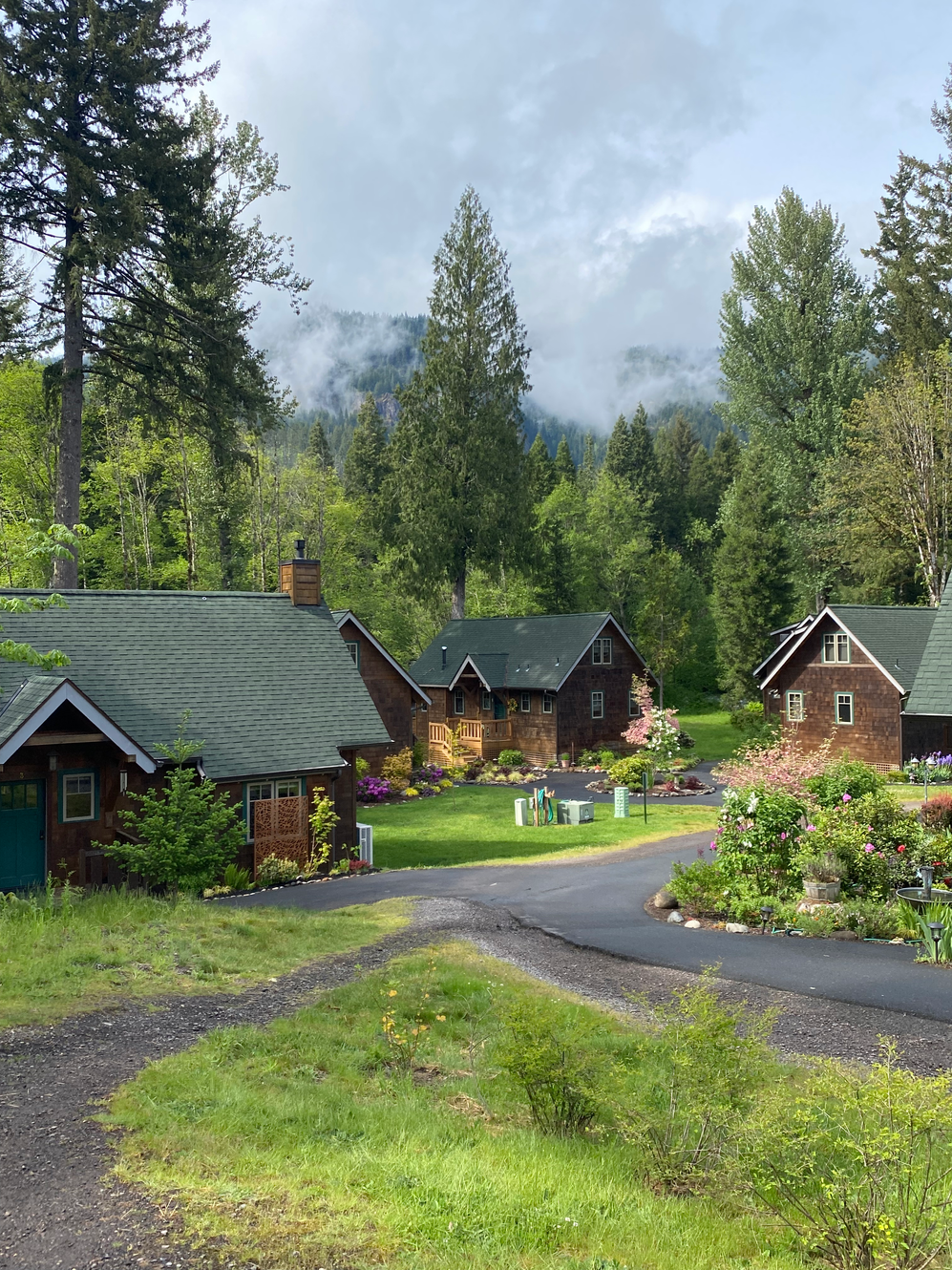 Log Cabin Inn - McKenzie Bridge, Oregon - glamping.directory
