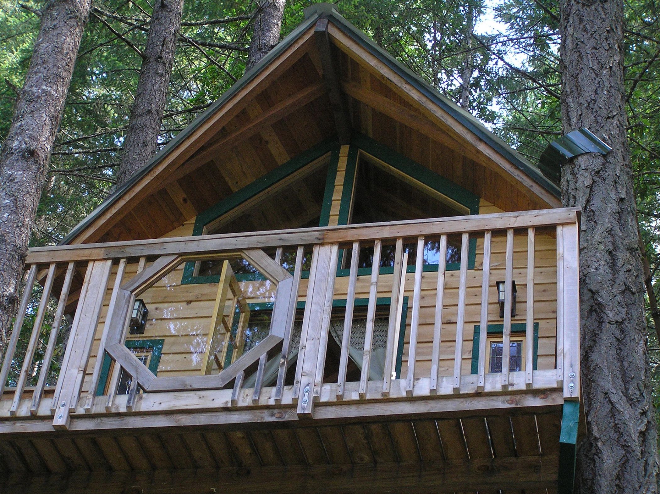 Vertical Horizons Treehouse Paradise - Cave Junction, Oregon - glamping.directory