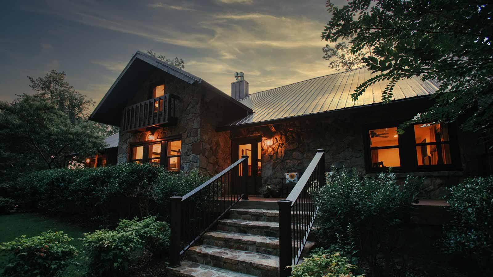 Bee on the Brow Bed and Breakfast - Mentone, Alabama - glamping.directory