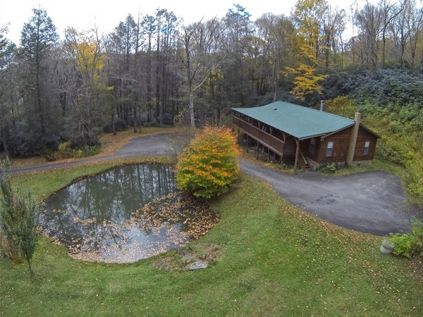 Walnut Tree Log Cabin Rentals - Banner Elk, North Carolina - glamping.directory
