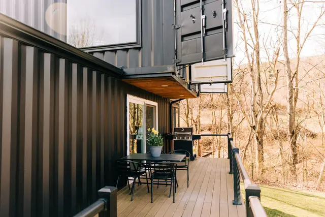Woodside Container - Millersburg, Ohio - glamping.directory