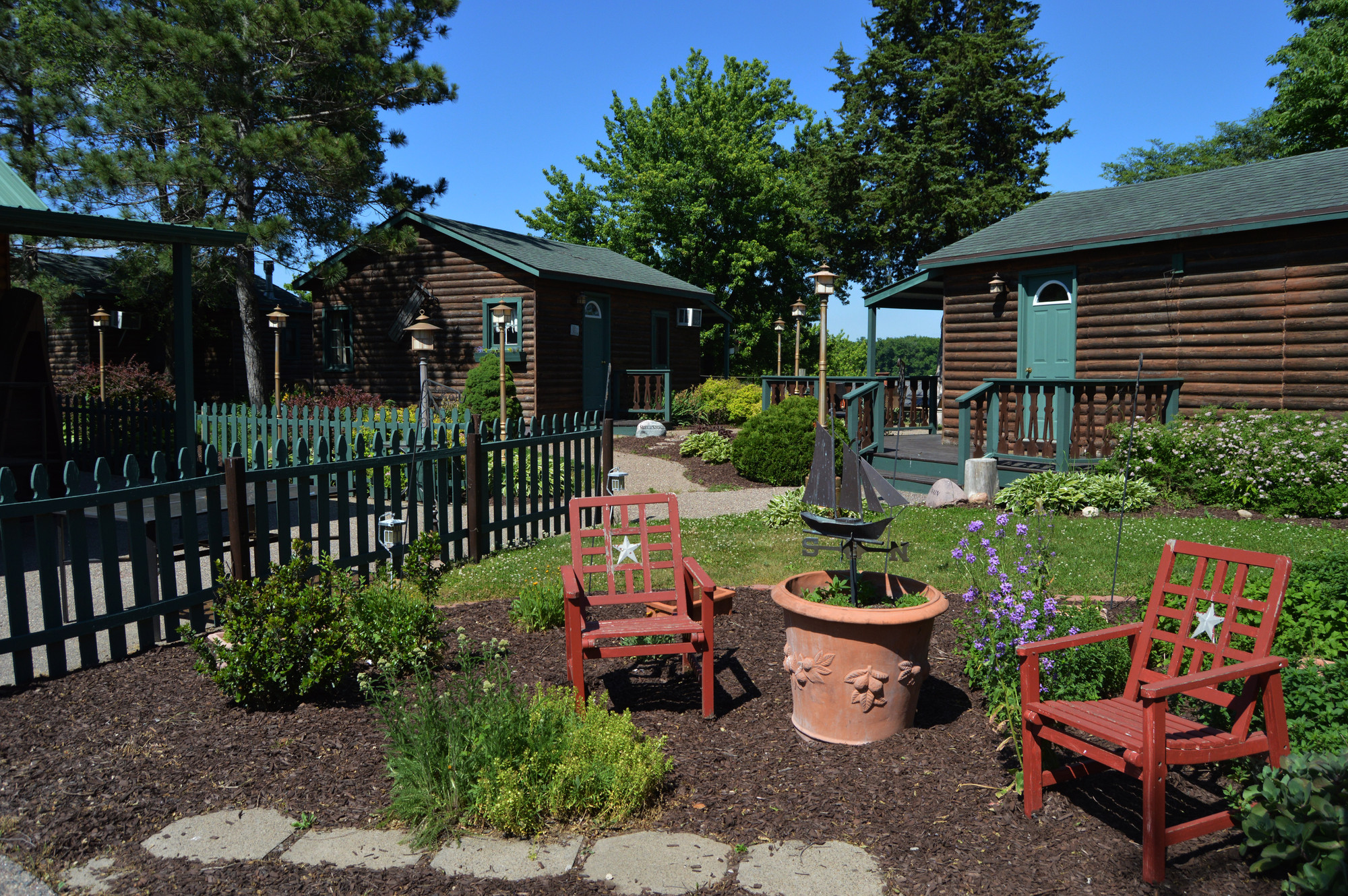 Moon River Cabins - Bellevue, Iowa - glamping.directory