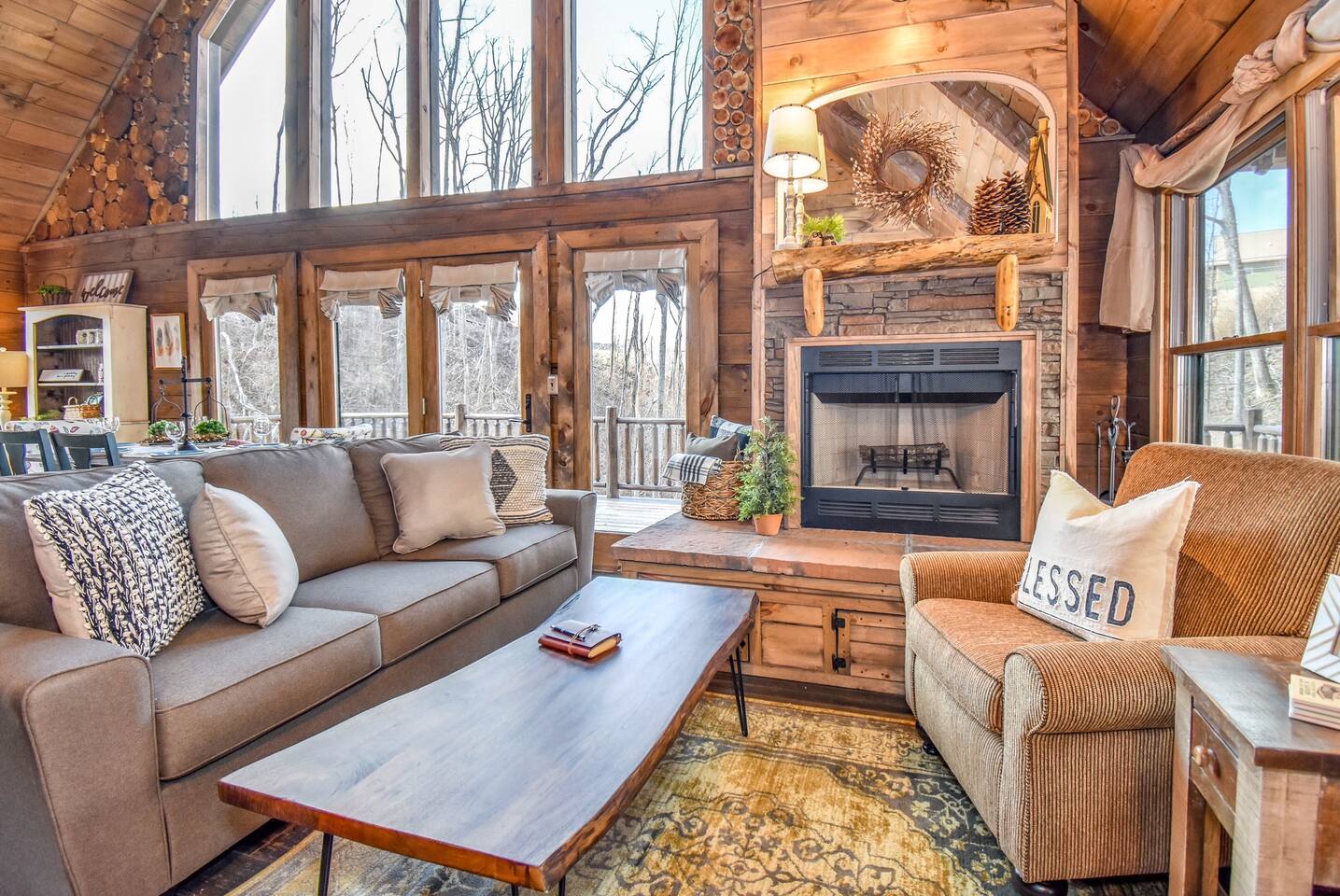 Treehouse Lodge, Gatlinburg TN - Gatlinburg, Tennessee - glamping.directory