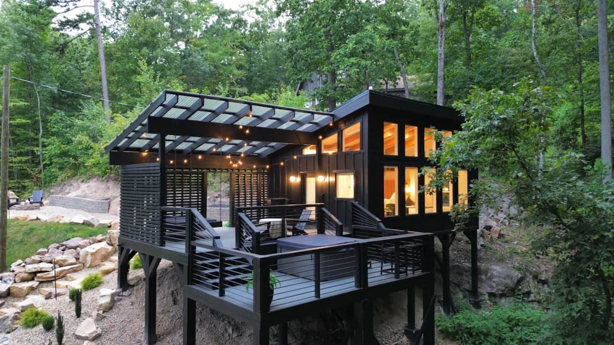 Black Fern Treehouse - Sevierville, Tennessee - glamping.directory