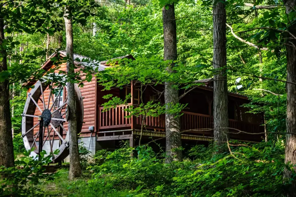 AVENWOOD CABINS - New Straitsville, Ohio - glamping.directory