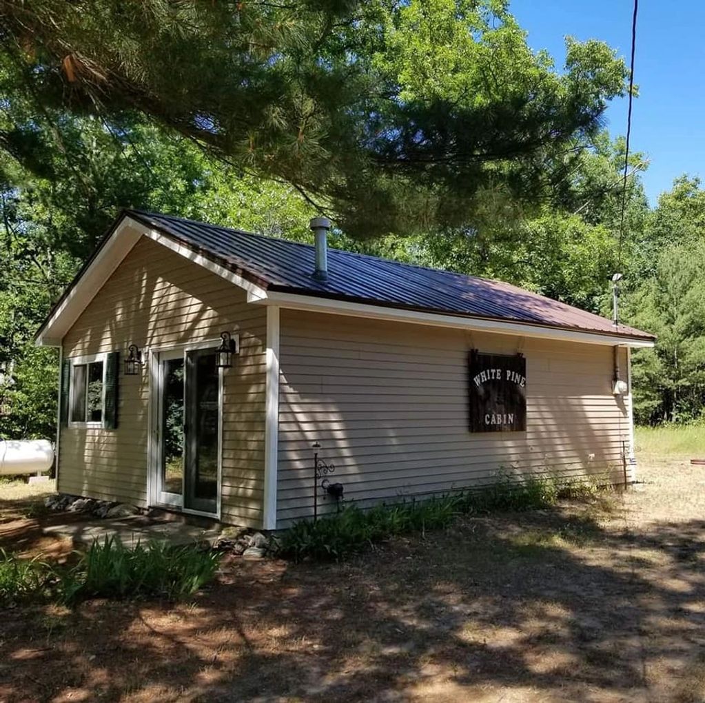 Methner's White Pine Cabin - Wellston, Michigan - glamping.directory