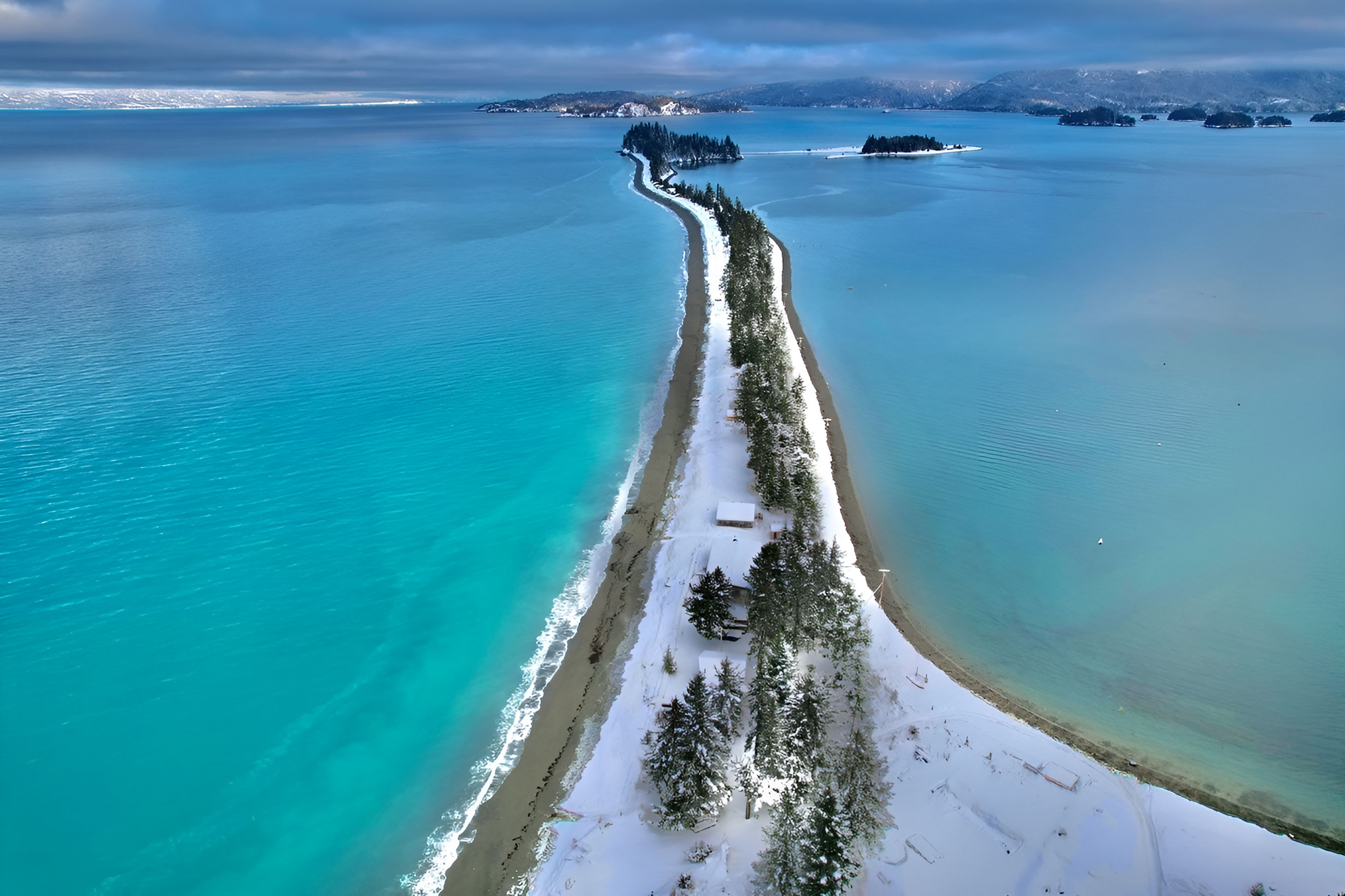 Between Beaches Alaska Lodge | Oceanfront Eco Cabins & Beach House Rentals - Seldovia, Alaska - glamping.directory