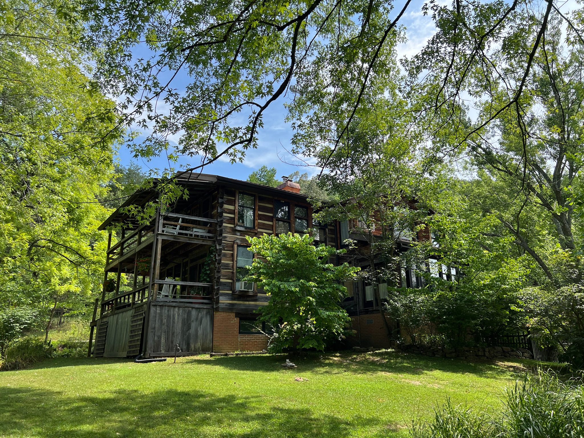 Snug Hollow Farm Bed and Breakfast - Irvine, Kentucky - glamping.directory