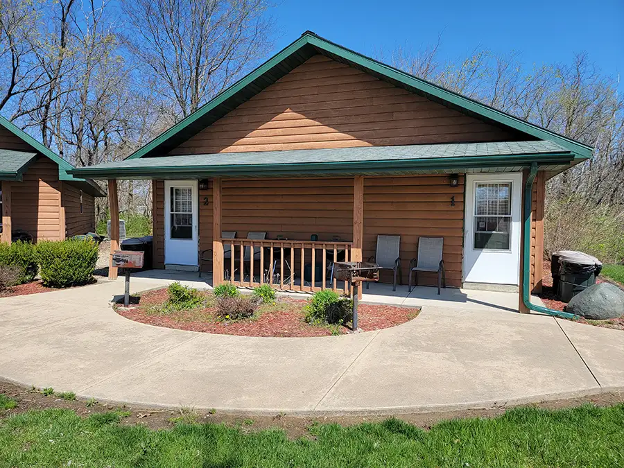 Whitetail Crossing Cabins - Shelbyville, Illinois - glamping.directory