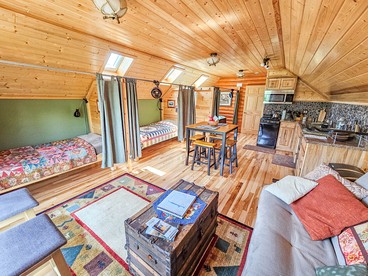 Incredible Guest Suite - Unique Off-Grid Lodging Experience with Sled Dogs in Minnesota - Grand Marais, Minnesota - glamping.directory