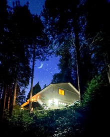 Beautiful Modern Cabin with Wraparound Deck Surrounded by Trees for a Peaceful Escape in Nature near Pioneer, California - Pioneer, California - glamping.directory