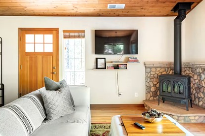 Beautiful Modern Cabin with Wraparound Deck Surrounded by Trees for a Peaceful Escape in Nature near Pioneer, California - Pioneer, California - glamping.directory