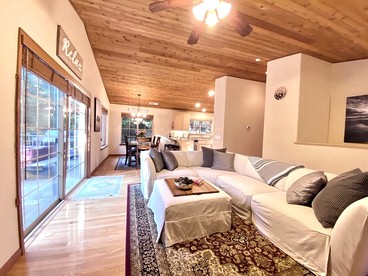 Beautiful Modern Cabin with Wraparound Deck Surrounded by Trees for a Peaceful Escape in Nature near Pioneer, California - Pioneer, California - glamping.directory