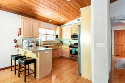 Beautiful Modern Cabin with Wraparound Deck Surrounded by Trees for a Peaceful Escape in Nature near Pioneer, California - Pioneer, California - glamping.directory
