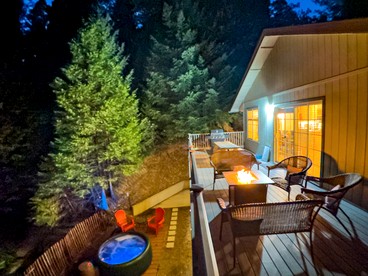 Beautiful Modern Cabin with Wraparound Deck Surrounded by Trees for a Peaceful Escape in Nature near Pioneer, California - Pioneer, California - glamping.directory