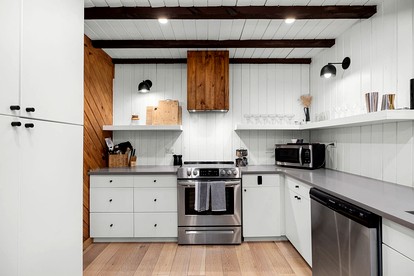 Spacious and Pet Friendly Log Cabin for Sixteen Guests in Fredericksburg, Texas - Fredericksburg, Texas - glamping.directory