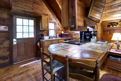 Stunning Cabin Nestled Amidst Trees with Hot-tub in Sevierville, Tennessee - Sevierville, Tennessee - glamping.directory