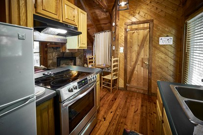 Stunning Cabin Nestled Amidst Trees with Hot-tub in Sevierville, Tennessee - Sevierville, Tennessee - glamping.directory