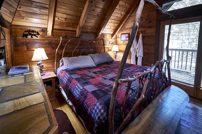 Stunning Cabin Nestled Amidst Trees with Hot-tub in Sevierville, Tennessee - Sevierville, Tennessee - glamping.directory