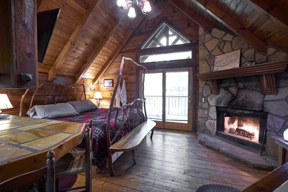 Stunning Cabin Nestled Amidst Trees with Hot-tub in Sevierville, Tennessee - Sevierville, Tennessee - glamping.directory