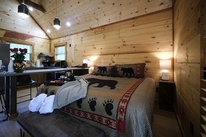 Stunning Cabin Nestled Amidst Trees with Hot-tub in Sevierville, Tennessee - Sevierville, Tennessee - glamping.directory