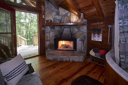 Stunning Cabin Nestled Amidst Trees with Hot-tub in Sevierville, Tennessee - Sevierville, Tennessee - glamping.directory