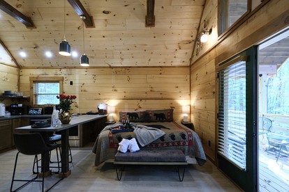 Stunning Cabin Nestled Amidst Trees with Hot-tub in Sevierville, Tennessee - Sevierville, Tennessee - glamping.directory