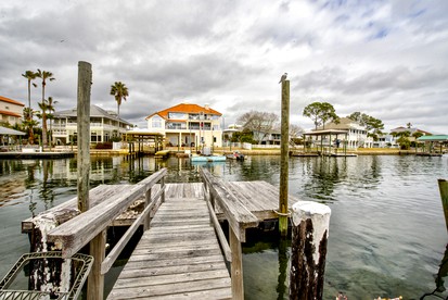 Big Family Paradise: Riverfront Getaway for a Relaxing Stay in Wakulla County, FL - Wakulla County, Florida - glamping.directory