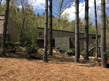 Lakefront Vacation Rental with a Private Dock on Lake Glenville, North Carolina - Cullowhee, North Carolina - glamping.directory