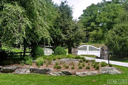 Lakefront Vacation Rental with a Private Dock on Lake Glenville, North Carolina - Cullowhee, North Carolina - glamping.directory