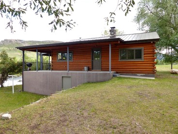 Spacious and Open Cabin Rental on Stillwater River near Billings, Montana - Nye, Montana - glamping.directory