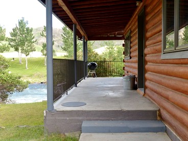 Spacious and Open Cabin Rental on Stillwater River near Billings, Montana - Nye, Montana - glamping.directory