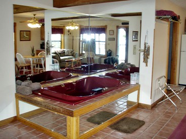 Charming Couples' Suite Rental with Jacuzzi for Getaway to Ozarks near Eureka Springs, Arkansas - Eureka Springs, Arkansas - glamping.directory