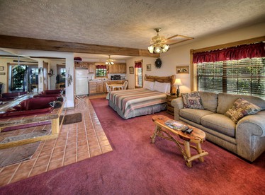 Charming Couples' Suite Rental with Jacuzzi for Getaway to Ozarks near Eureka Springs, Arkansas - Eureka Springs, Arkansas - glamping.directory