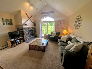 Gorgeous Cabin Rental with Mountain Views Perfect for New Hampshire Glamping - Carroll, New Hampshire - glamping.directory