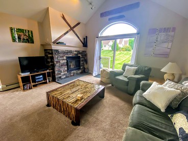 Gorgeous Cabin Rental with Mountain Views Perfect for New Hampshire Glamping - Carroll, New Hampshire - glamping.directory