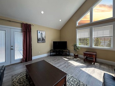 Modern Group Retreat with 2 Kitchens, Hot Tubs & Game Rooms near Downtown North Conway, NH - North Conway, New Hampshire - glamping.directory