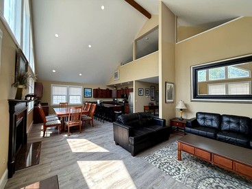 Modern Group Retreat with 2 Kitchens, Hot Tubs & Game Rooms near Downtown North Conway, NH - North Conway, New Hampshire - glamping.directory