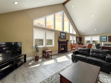 Modern Group Retreat with 2 Kitchens, Hot Tubs & Game Rooms near Downtown North Conway, NH - North Conway, New Hampshire - glamping.directory