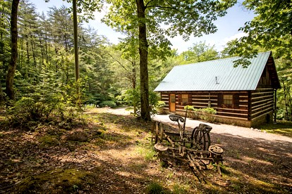 Snug and Cozy Cabin Rental with a Hot Tub near Copperhill for a Relaxing Vacation in Tennessee - Copperhill, Tennessee - glamping.directory