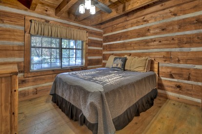Snug and Cozy Cabin Rental with a Hot Tub near Copperhill for a Relaxing Vacation in Tennessee - Copperhill, Tennessee - glamping.directory