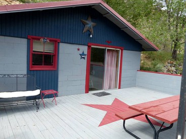 Cute Western-Themed Cabin in the Roosevelt National Forest near Fort Collins, Colorado - Fort Collins, Colorado - glamping.directory