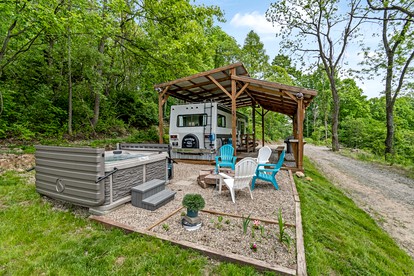 Gorgeous Caravan Glamping Escape for Four in Dover, Ohio - Dover, Ohio - glamping.directory